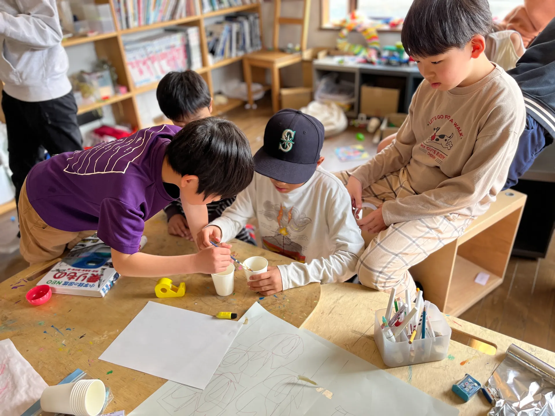こどもたちがテーブルで工作している様子