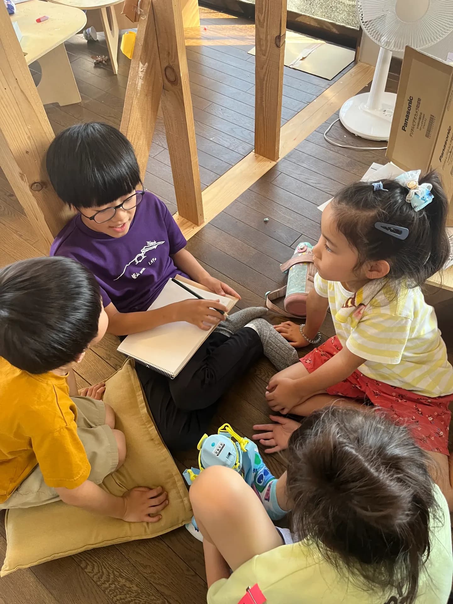 本を読み合うこどもたち